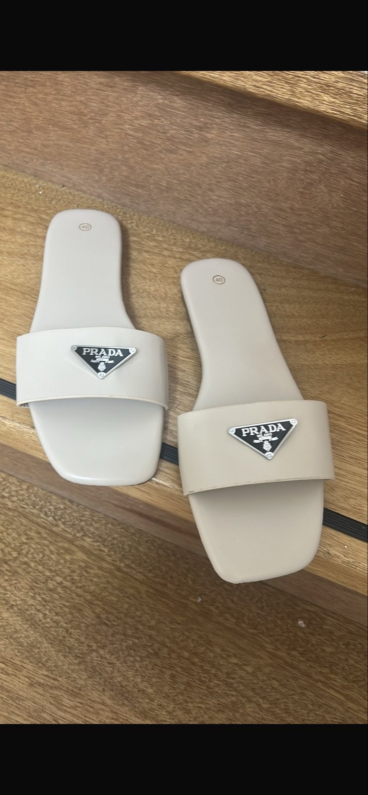 Prada slippers maat 36-41 nieuw in doos, Kleding | Dames, Ophalen of Verzenden, Nieuw, Beige, Slippers