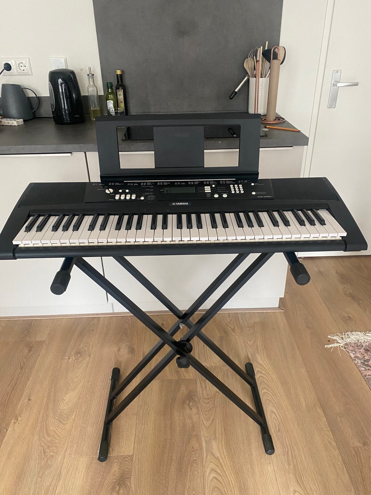 Yamaha EZ-220 keyboard incl. standaard, Ophalen, Zo goed als nieuw, 61 toetsen, Yamaha