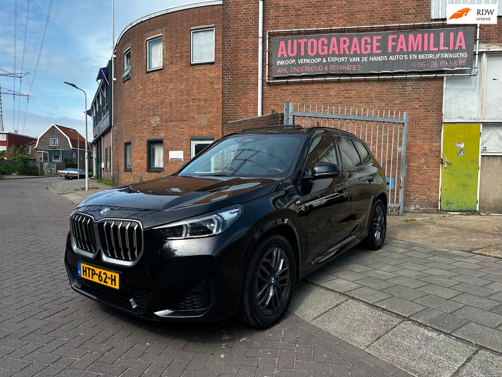 BMW X1 SDrive18i M-Pakket/Pano/Massage/elect.trekhaak/Harman, 136 pk, Gebruikt, Zwart, Leder