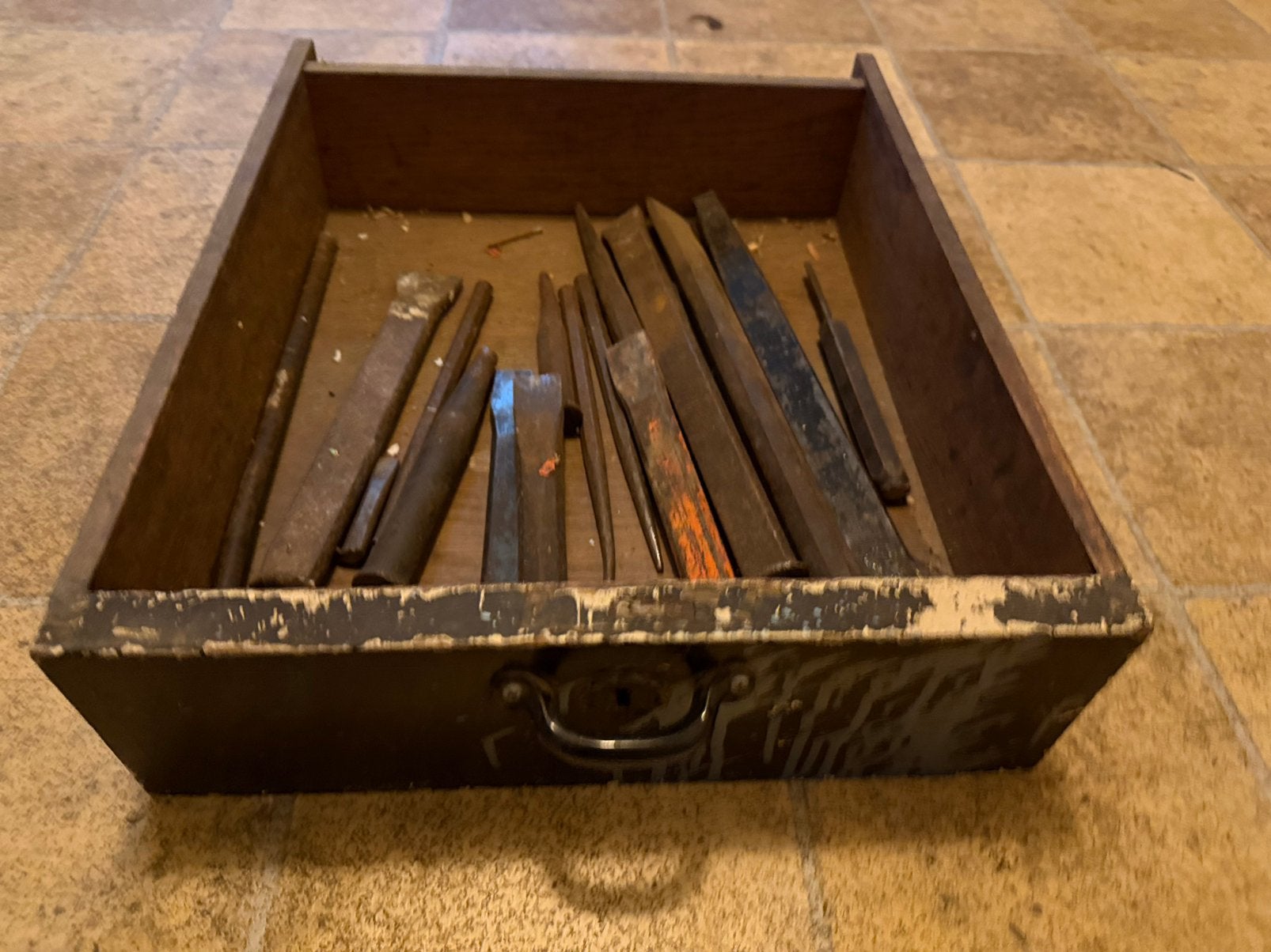 Partij oud gereedschap, Ophalen