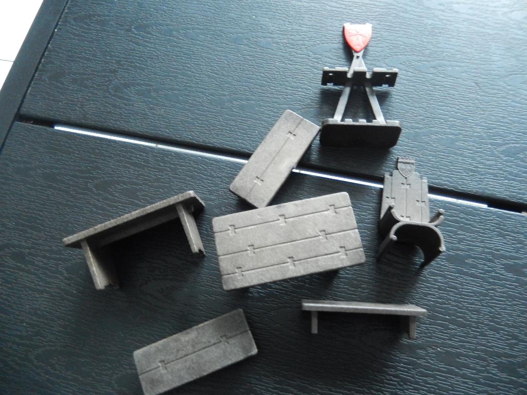 Playmobil: tafels/stoel en wapenrek, Ophalen, Gebruikt