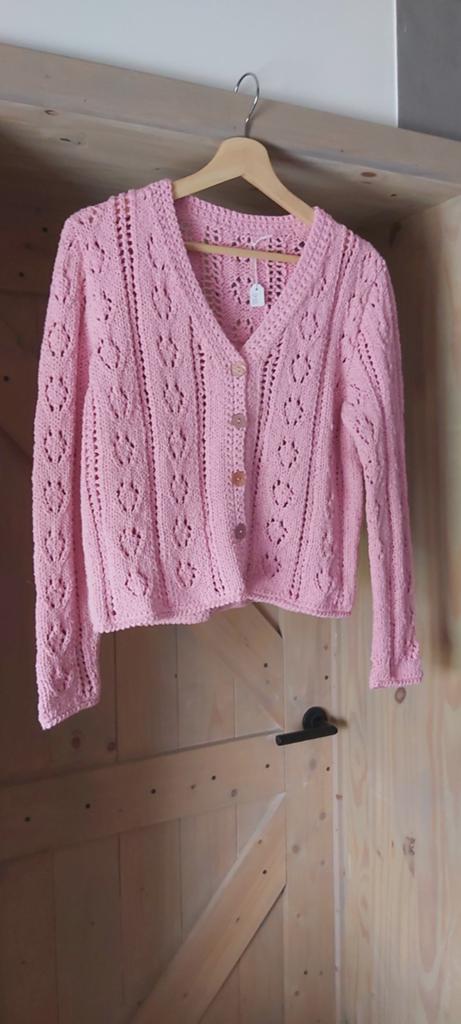 Roze gebreid vest met opengewerkt patroon +/- maat 42 nieuw, Roze, Ophalen, Maat 38/40 (M), Onbekend