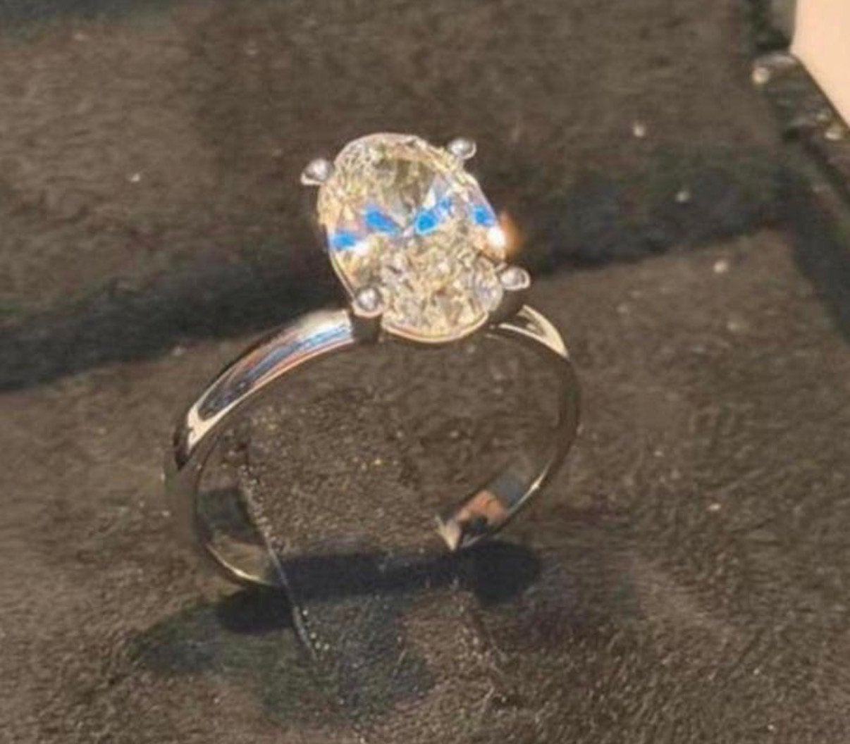 Witgouden ring met ovale VS1 diamant van 2.37 caraat, nieuw!, Nieuw, Ophalen of Verzenden, 17 tot 18, Met edelsteen