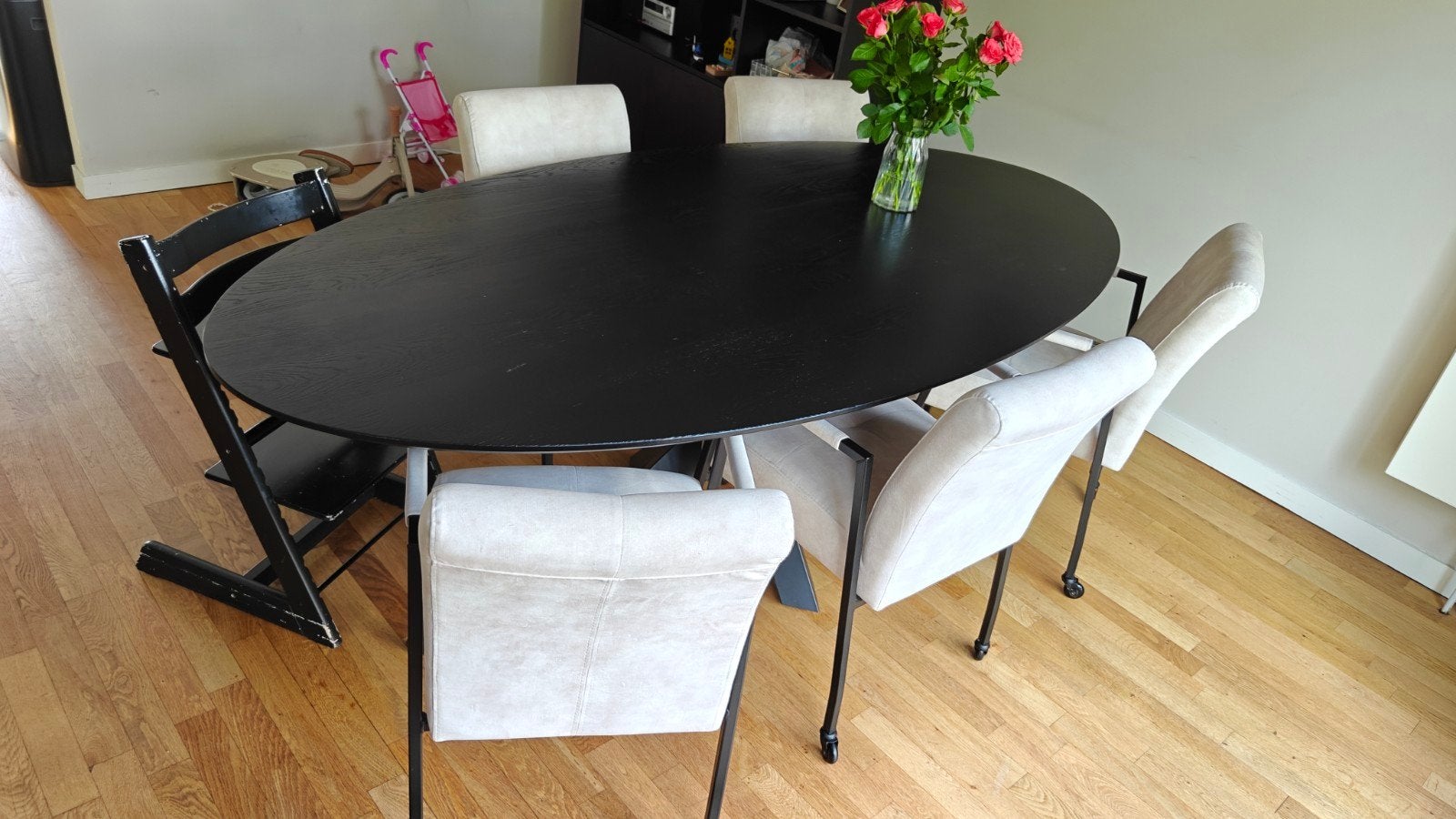 Ovale eettafel zwart eikenhout met metalen onderstel, Ophalen, Gebruikt, 100 tot 150 cm, 200 cm of meer