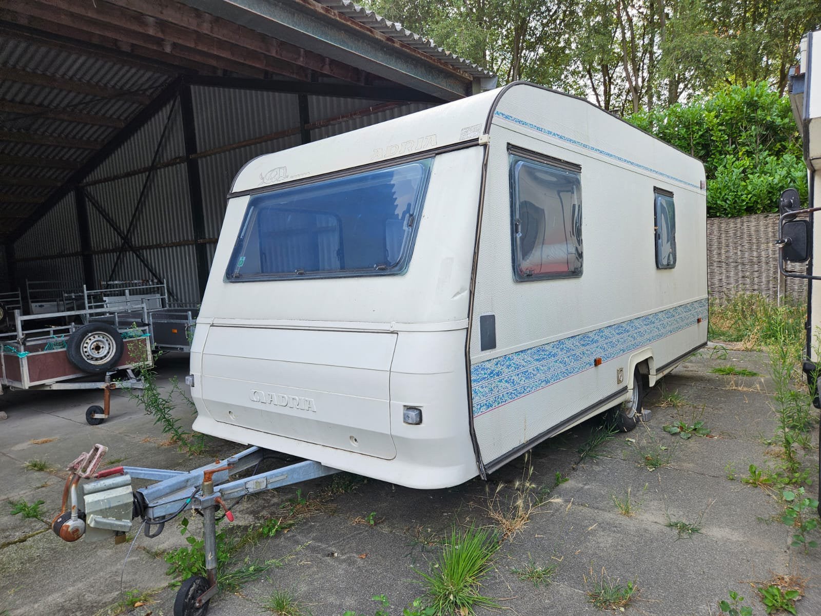 Leuke Adria met stapelbed beetje gepimpt!, Caravans en Kamperen, Ophalen, Tot en met 4, Aanwezig