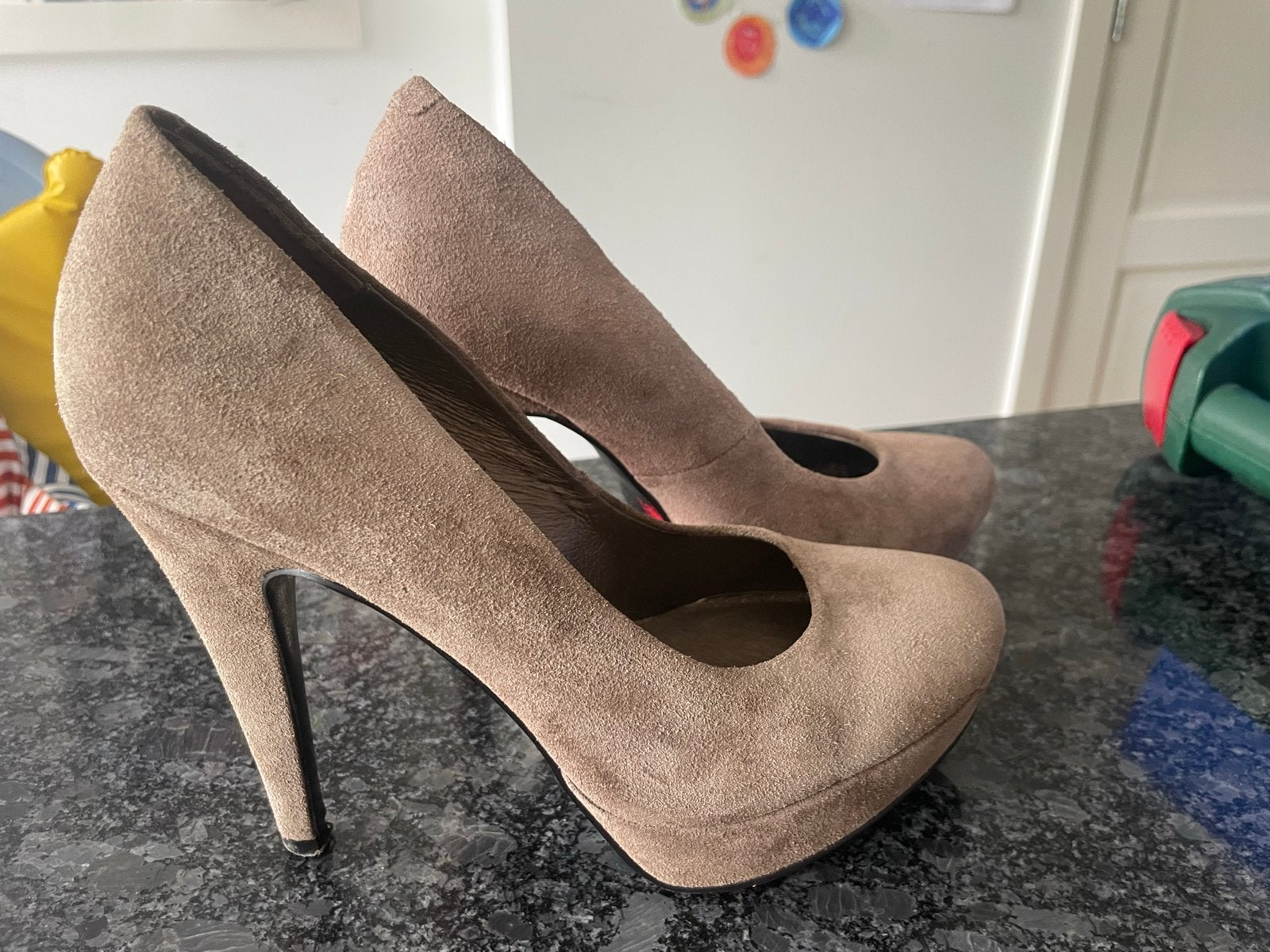 Invito suède pumps met hoge hakken - Maat 39, Ophalen of Verzenden, Zo goed als nieuw, Beige, Schoenen met hoge hakken