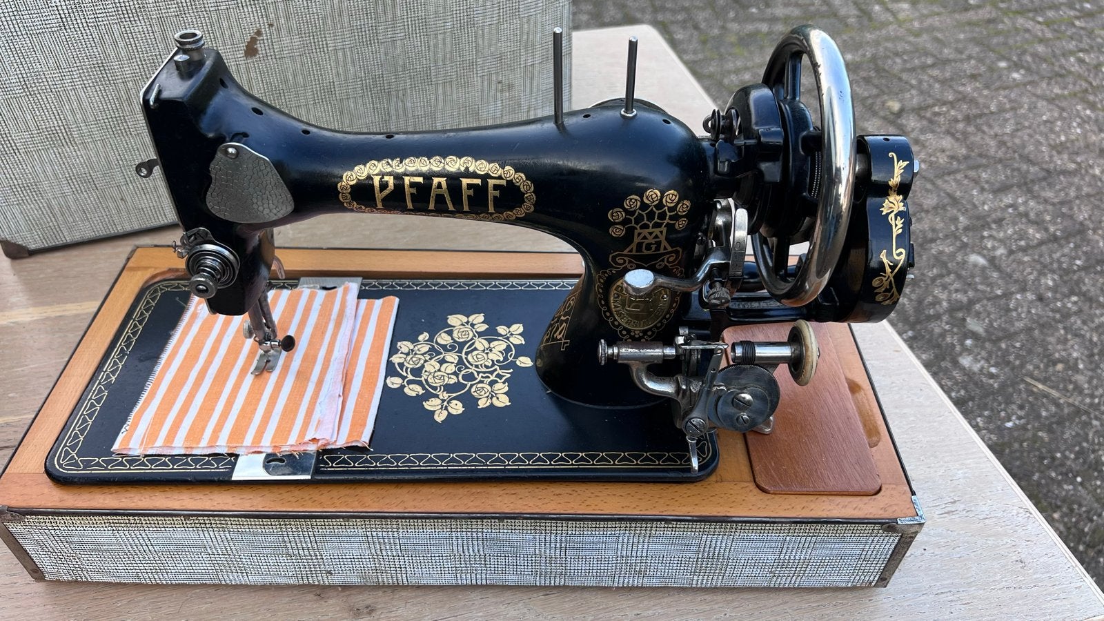 Antieke Pfaff Model 11 Naaimachine met Koffer, Ophalen