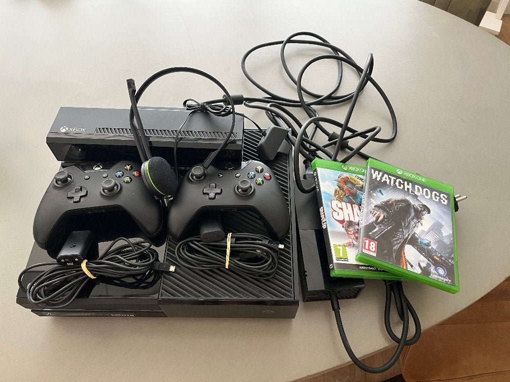Xbox One met 2 controllers, Kinect, koptelefoon en 2 spellen, Spelcomputers en Games, Spelcomputers | Xbox One, Ophalen, Xbox One
