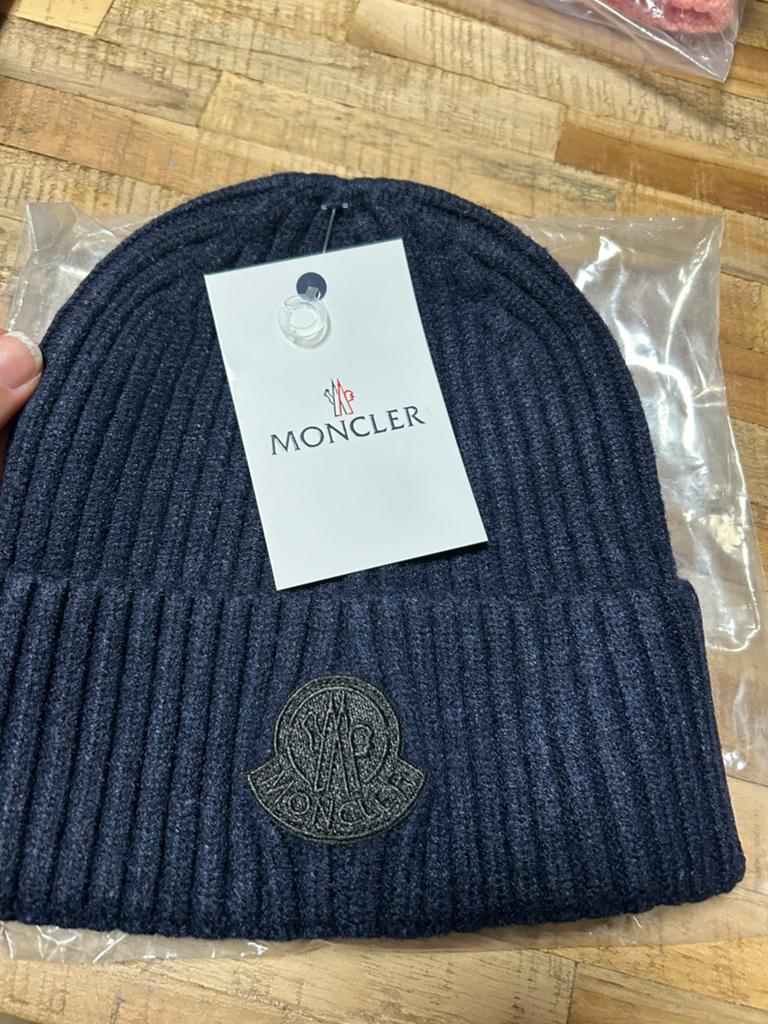Moncler muts. €15,00, Kleding | Heren, Mutsen, Sjaals en Handschoenen, Ophalen of Verzenden, Nieuw, Overige maten, Muts
