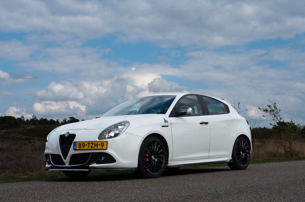 Alfa Romeo Giulietta 1.750 TBI 2012 Wit, Auto's, 4 cilinders, Leder en Stof, Wit, Origineel Nederlands