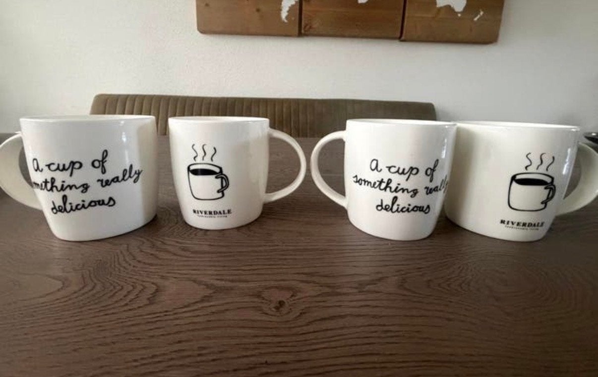 Set van 4 Riverdale mokken - "a cup of something delicious", Overige typen, Ophalen of Verzenden, Zo goed als nieuw, Steen/keramiek