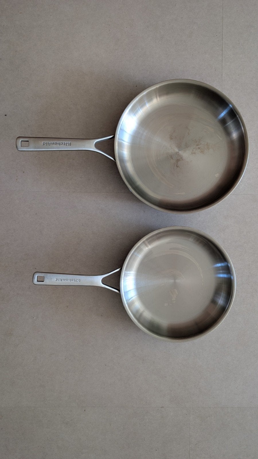 KitchenAid Koekenpannenset 24 & 28 cm - PFAS-vrij, Huis en Inrichting, Keuken | Potten en Pannen, Ophalen, Gebruikt, Rvs