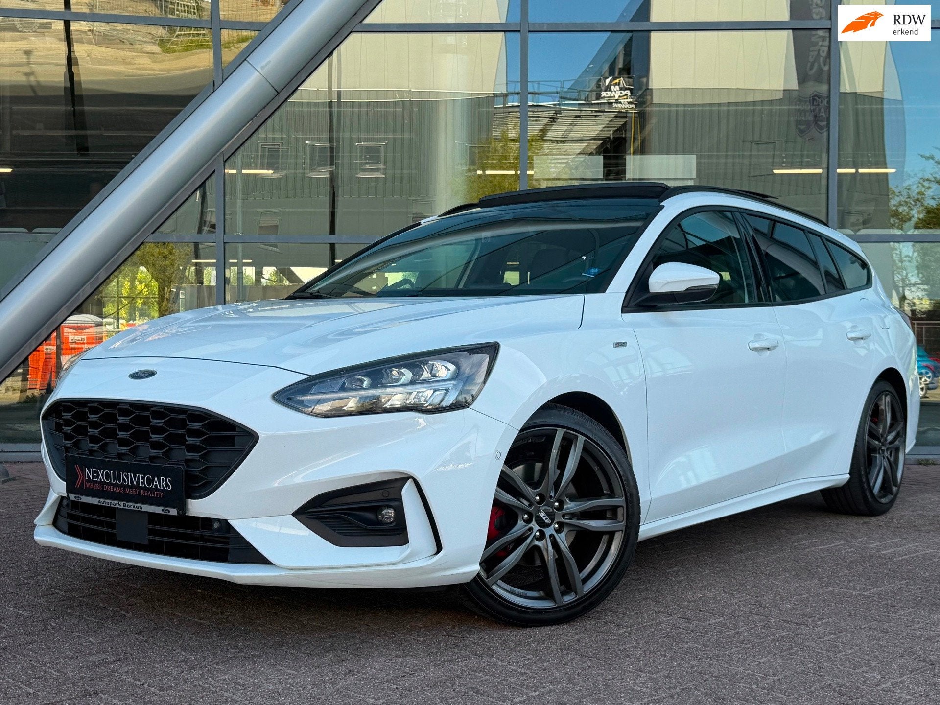 Ford Focus Wagon 1.5 EcoBoost ST Line Automaat | Pano | ATS!, 1345 kg, Gebruikt, 150 pk, Leder en Stof