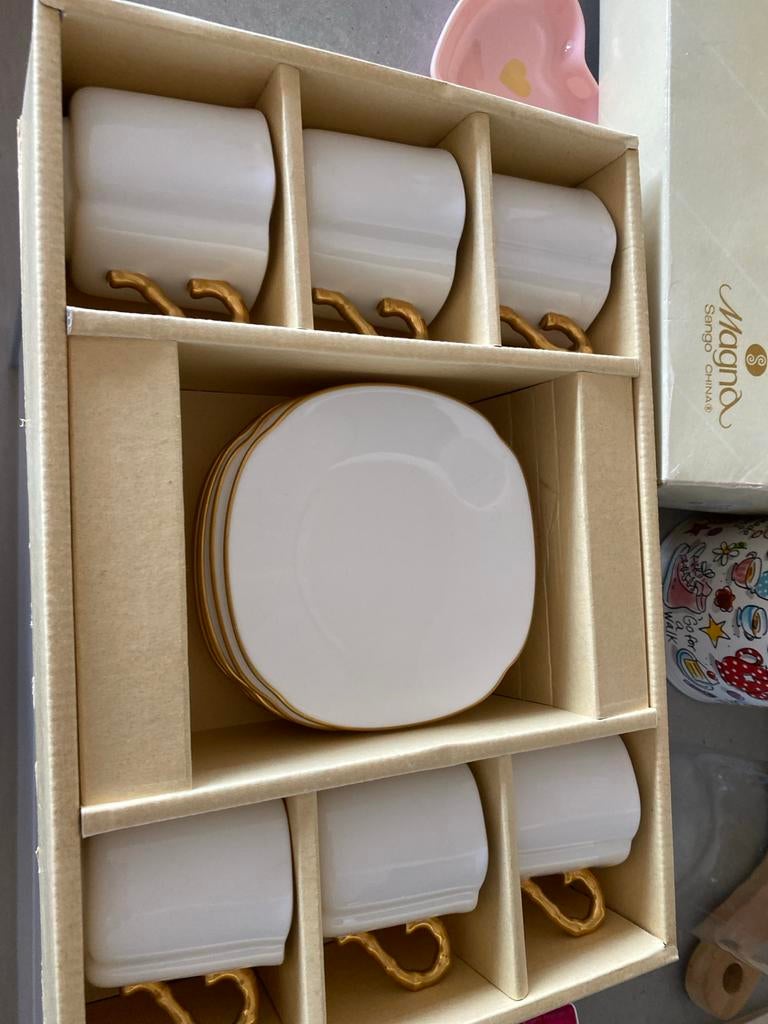 Magno Sango China Kopjes en Schotels - Wit met Goud, Nieuw, Ophalen of Verzenden, Overige stijlen, Kop(pen) en/of Schotel(s)