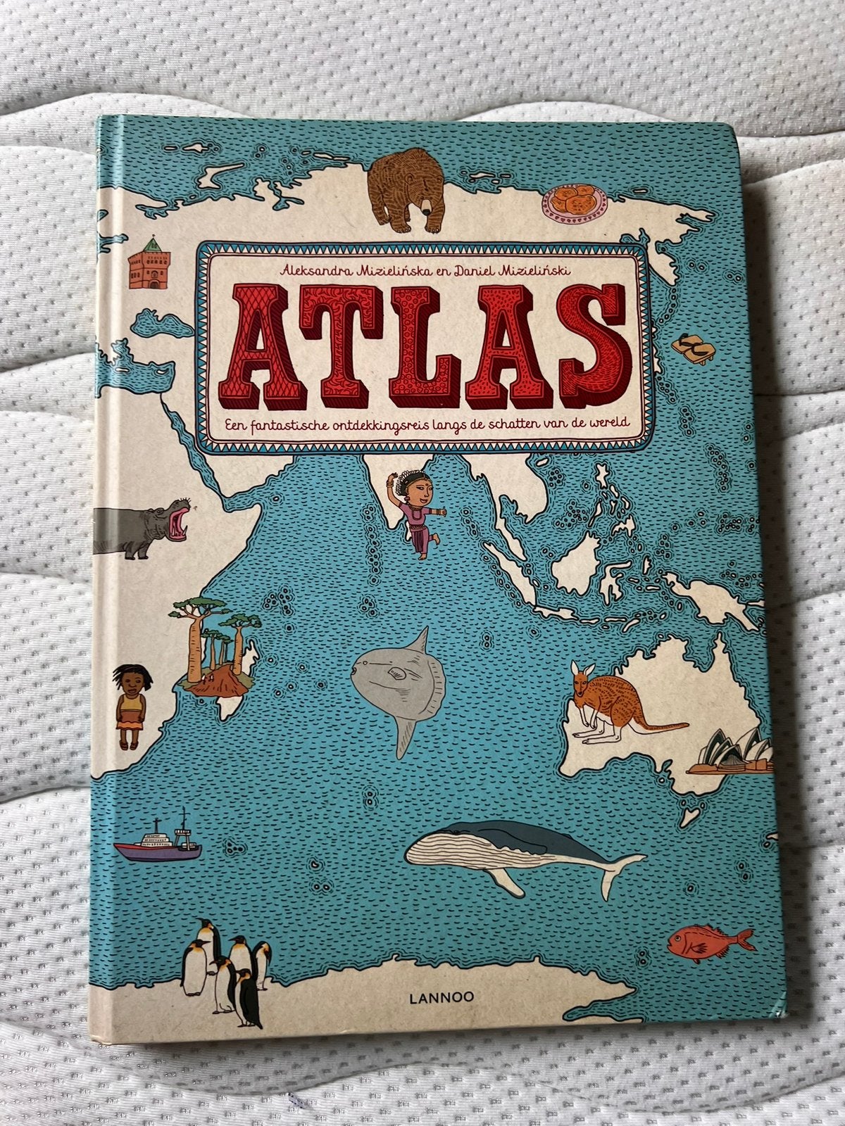 Kinder atlas met 50 kaarten en 4000 prenten, Ophalen of Verzenden, Zo goed als nieuw