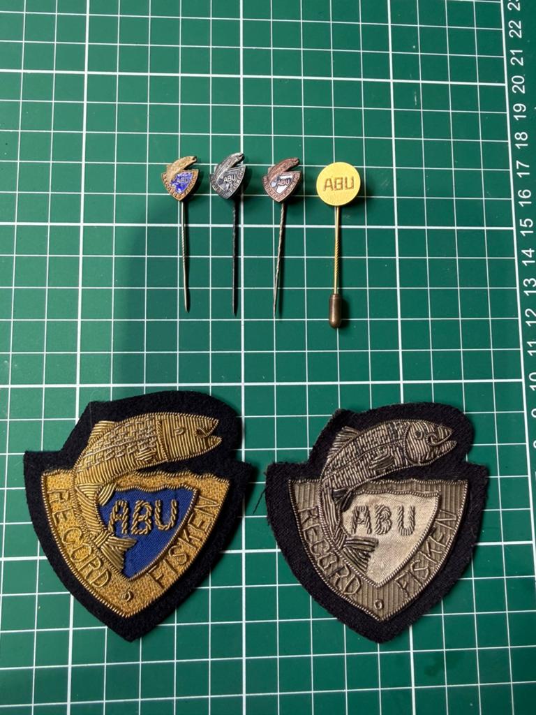 ABU collectie badge pins, Watersport en Boten, Hengelsport | Algemeen, Zo goed als nieuw, Overige typen, Ophalen of Verzenden