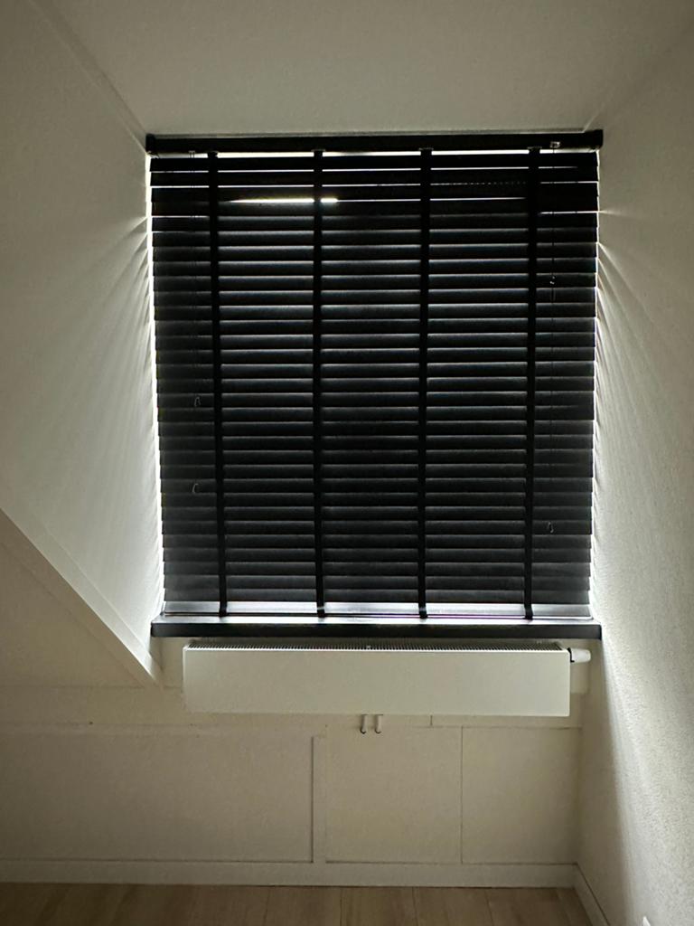 Houten jaloezieen zwart, Huis en Inrichting, Ophalen of Verzenden, Zo goed als nieuw, Zwart, 100 tot 150 cm