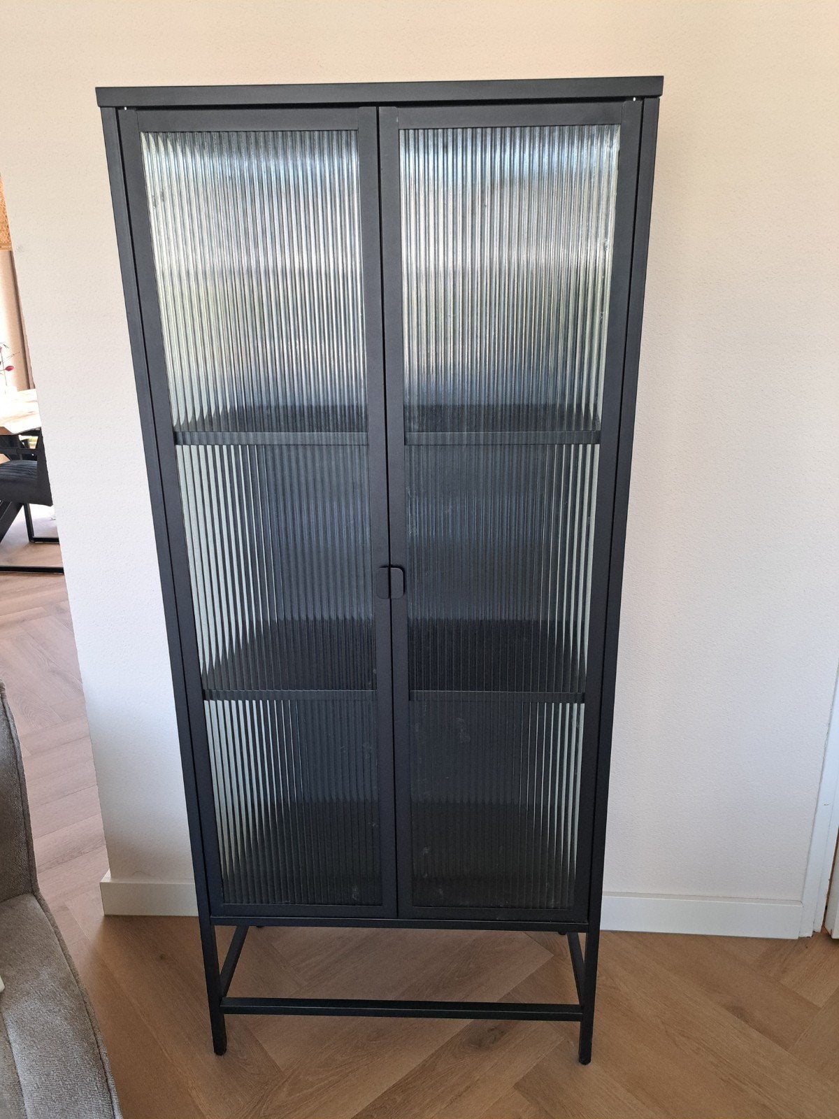 Zwarte Kast en Dressoir met Geribbeld Glas, Huis en Inrichting, Kasten | Overige, Ophalen, Zo goed als nieuw