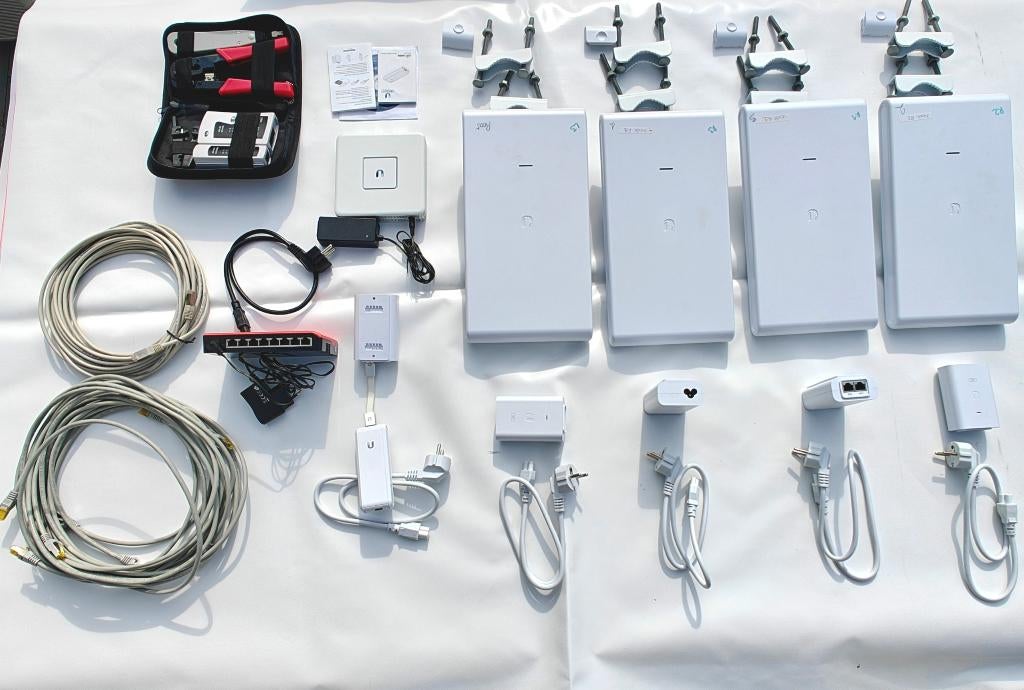 Ubiquiti complete wifimesh voor grote terreinen, Computers en Software, Accesspoints, Ophalen of Verzenden, Zo goed als nieuw
