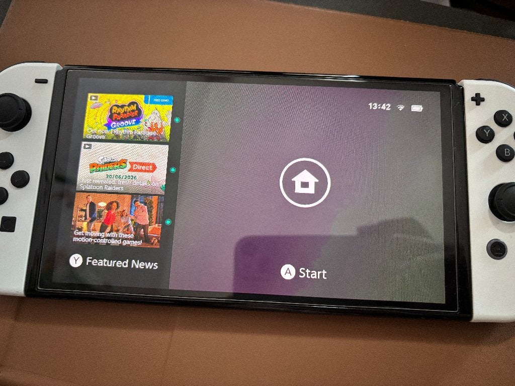 Nintendo Switch OLED Model Wit - Zo goed als nieuw, Overige genres, Ophalen of Verzenden, Zo goed als nieuw, Eén computer