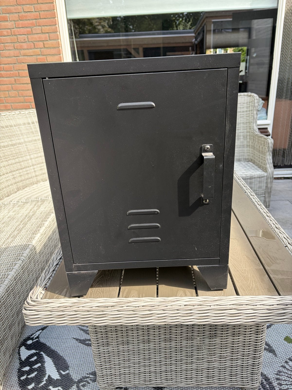 Zwart metalen kastje met plank, Ophalen, Gebruikt