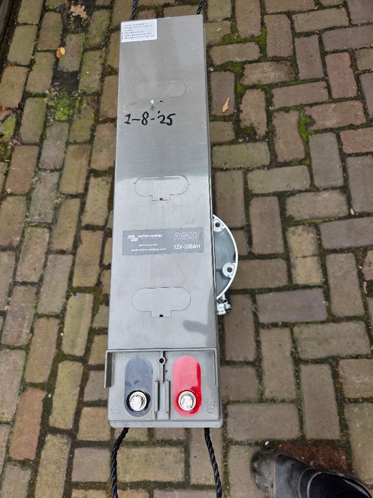 Victron Energy AGM accu van 12V en 200Ah., Ophalen
