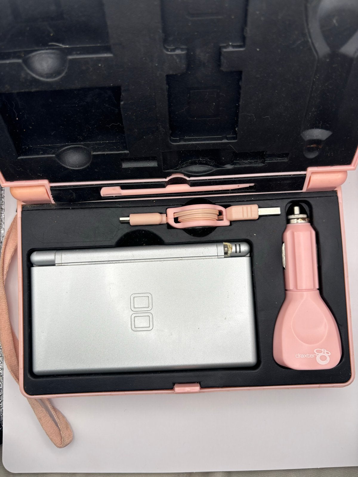 Defecte Nintendo DS in hoes met accessoires, Spelcomputers en Games, DS Original of Phat, Ophalen of Verzenden, Niet werkend, Zilver