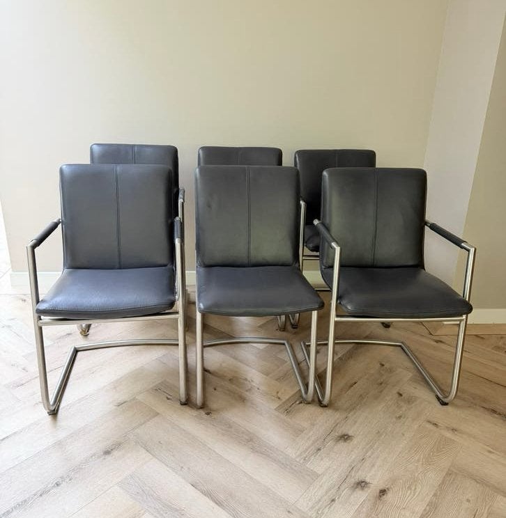 4/6 grijs lederen Henders en Hazel design eetkamerstoelen, Ophalen, ---, Henders en Hazel, Zo goed als nieuw
