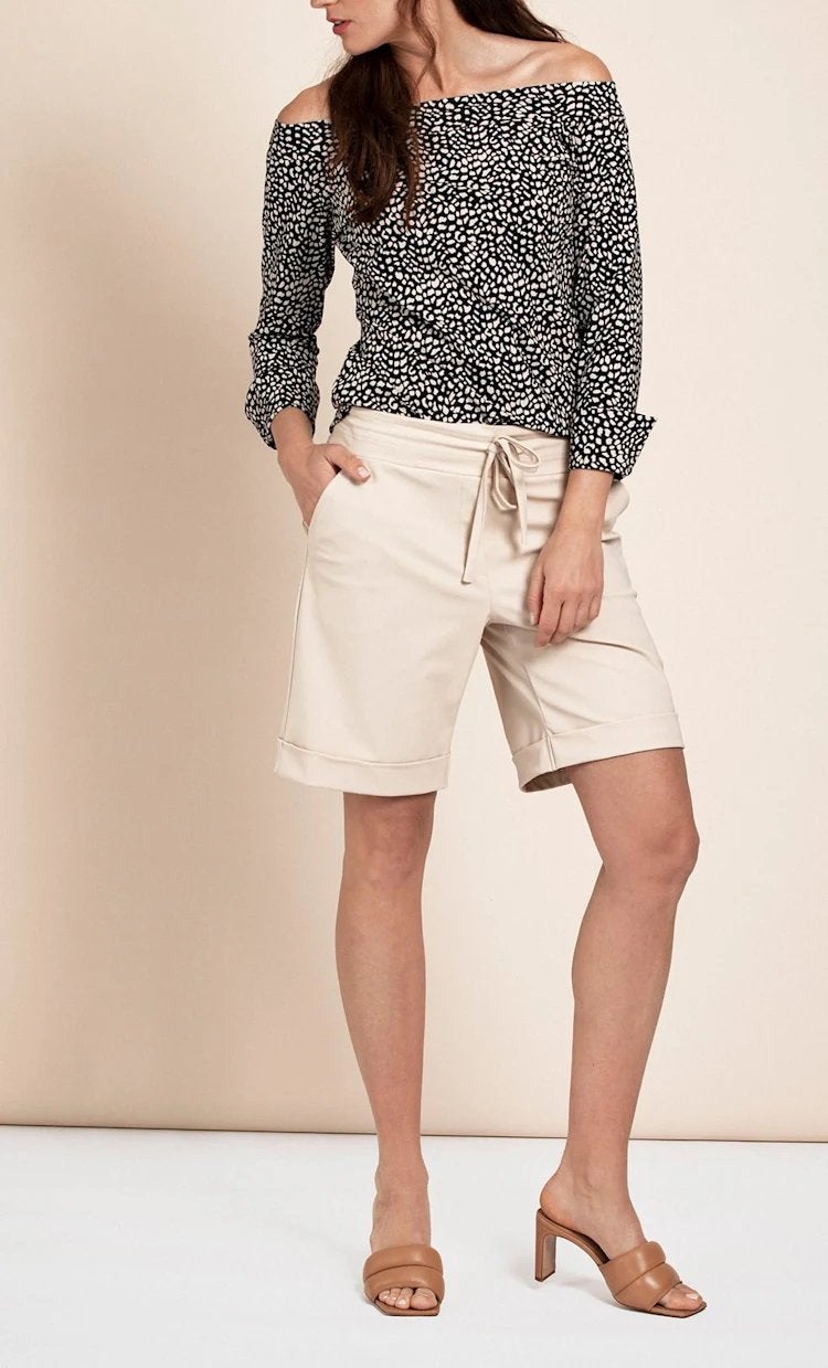 Studio anneloes bermuda korte broek M zandkleur travelstof, Maat 38/40 (M), Kort, Beige, Ophalen of Verzenden