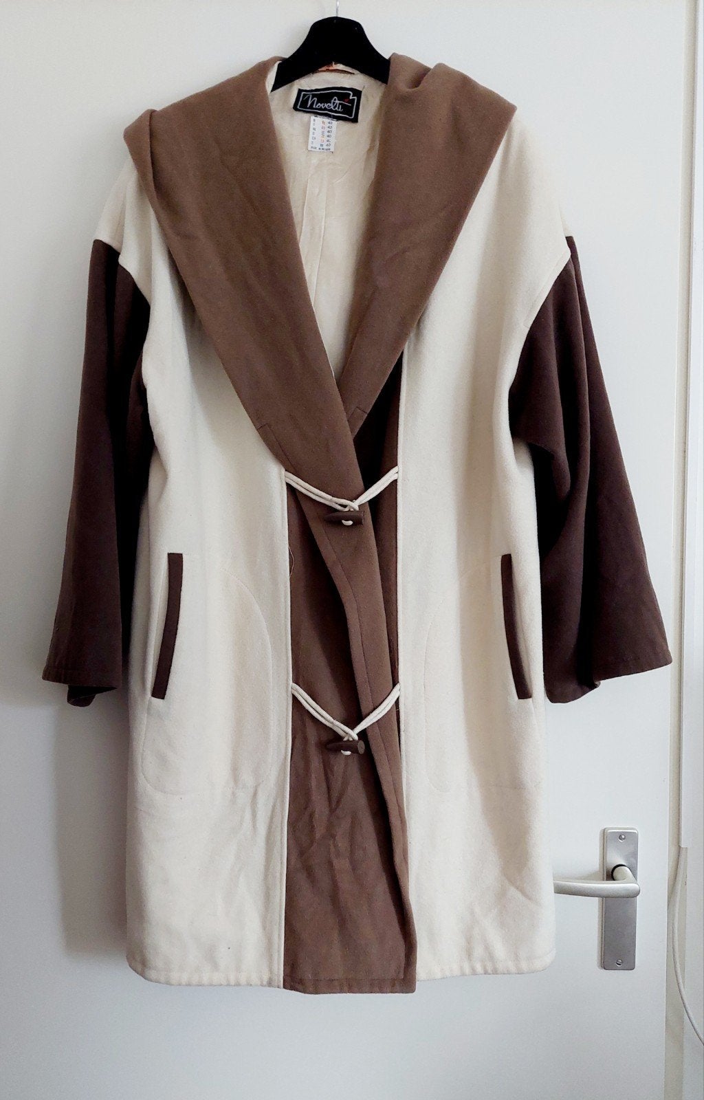 Novelty Vintage Oversize Jas - Maat 40/42 - Scheerwol, Kleding | Dames, Jassen | Zomer, Novelty, Ophalen of Verzenden, Gedragen