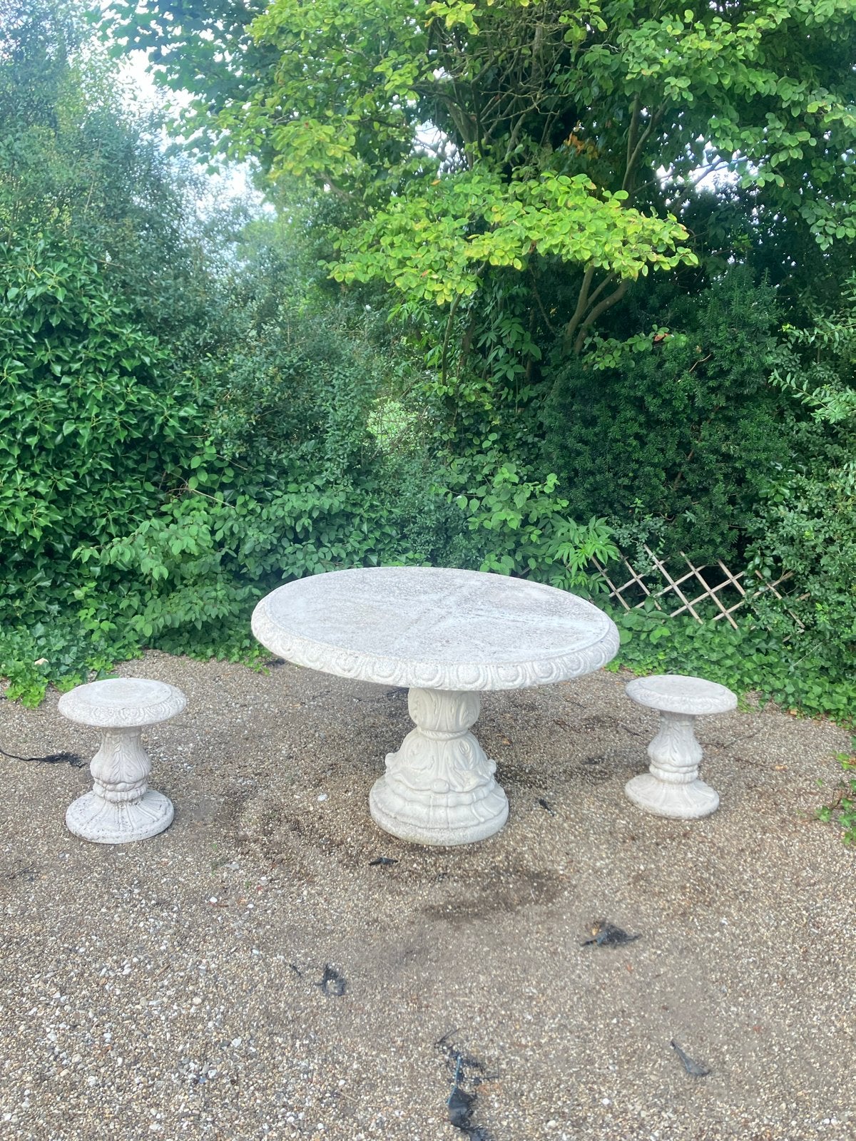 Betonnen tuintafel met twee krukjes, Ophalen, Gebruikt, Rond, Overige materialen