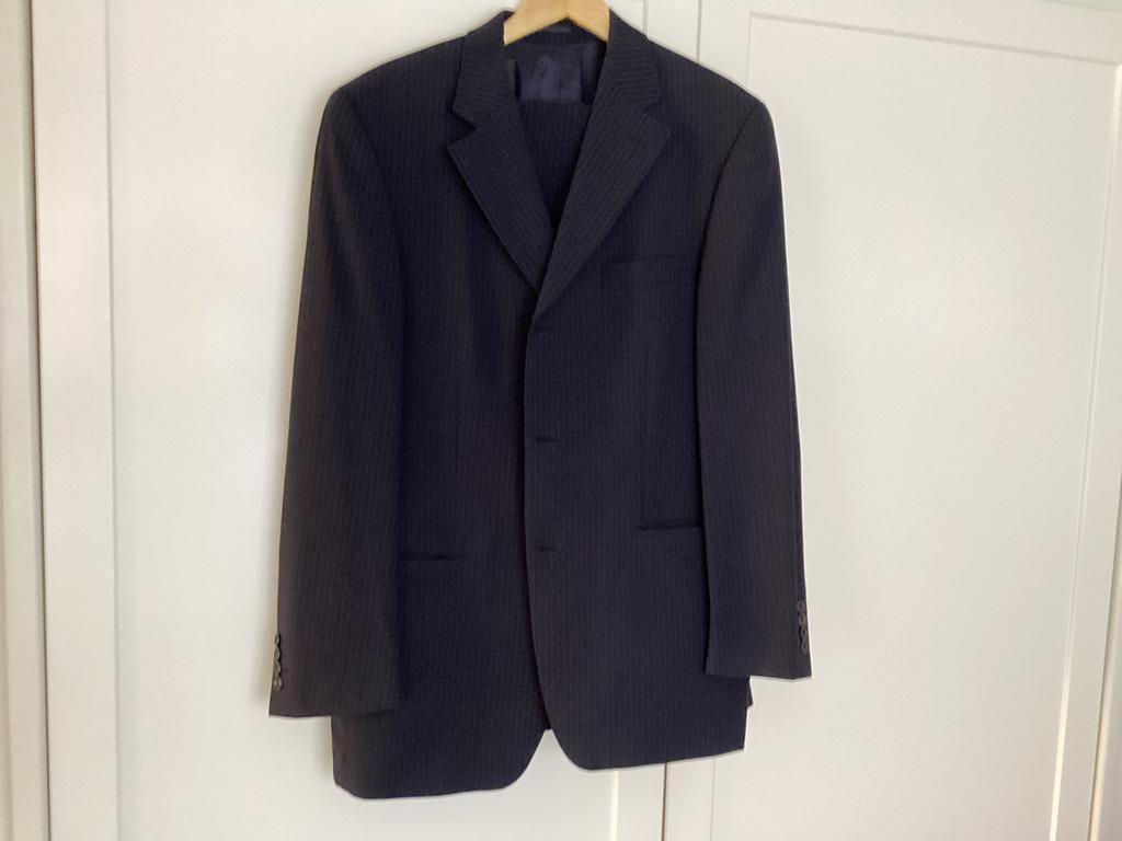 Mooi 3 delig donkerblauw kostuum met smal krijtstreepje, Ophalen of Verzenden, Zo goed als nieuw, Maat 46 (S) of kleiner, Blauw