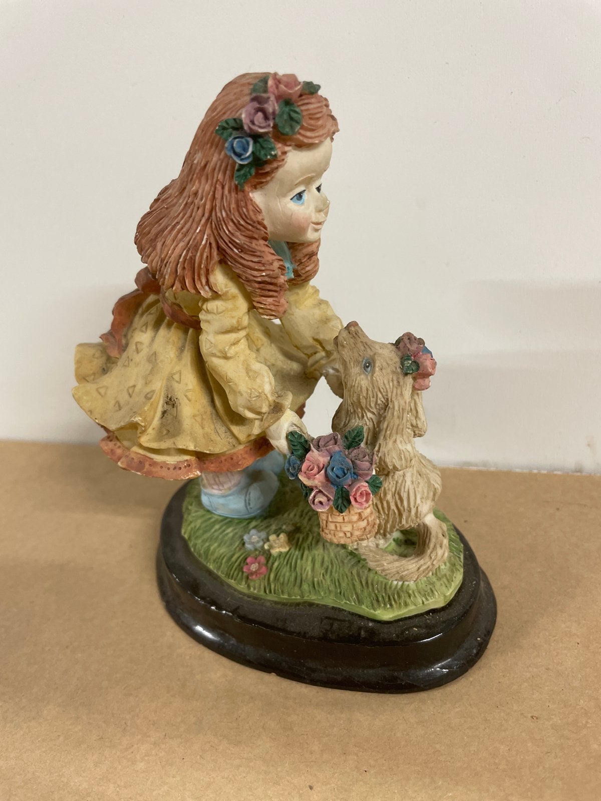 Beeldje meisje met hondje en bloemenmandje, Ophalen of Verzenden, Gebruikt, Mens