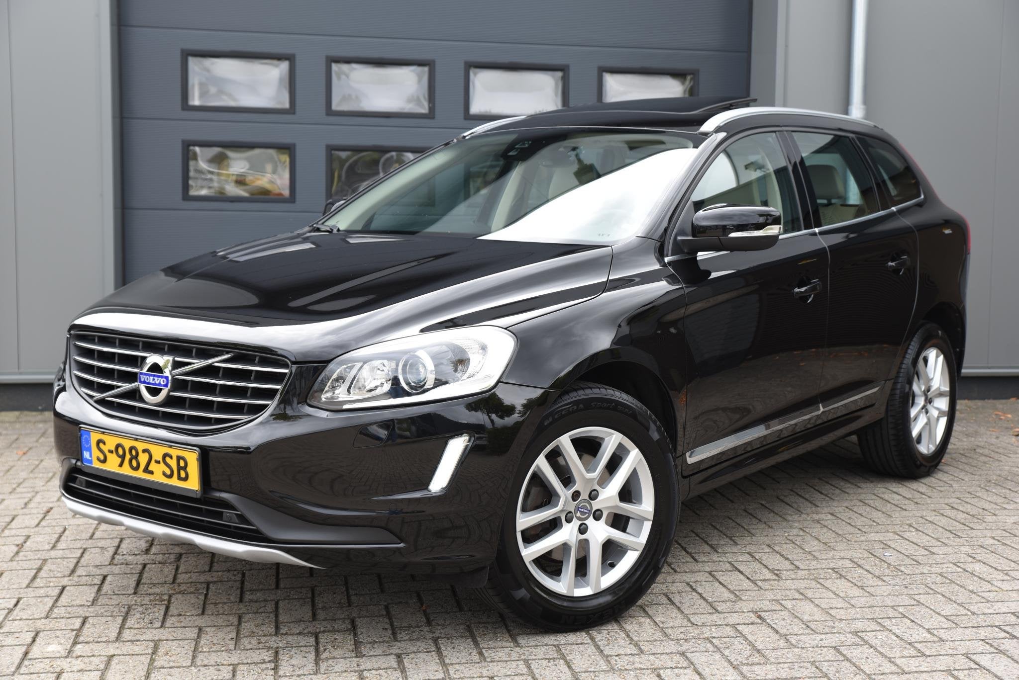 Volvo XC60 2.0 T5 R-Design Schuifdak - Trekhaak, Euro 6, Zwart, XC60, Vierwielaandrijving