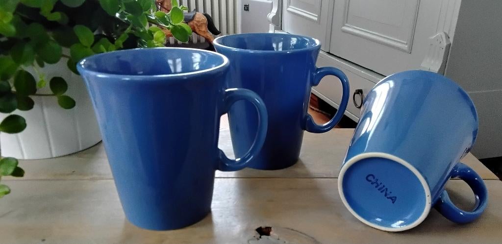 Blauwe mokken - bekers - blauw - 6 stuks beschikbaar, Gebruikt, Keramiek, Ophalen of Verzenden, Overige stijlen
