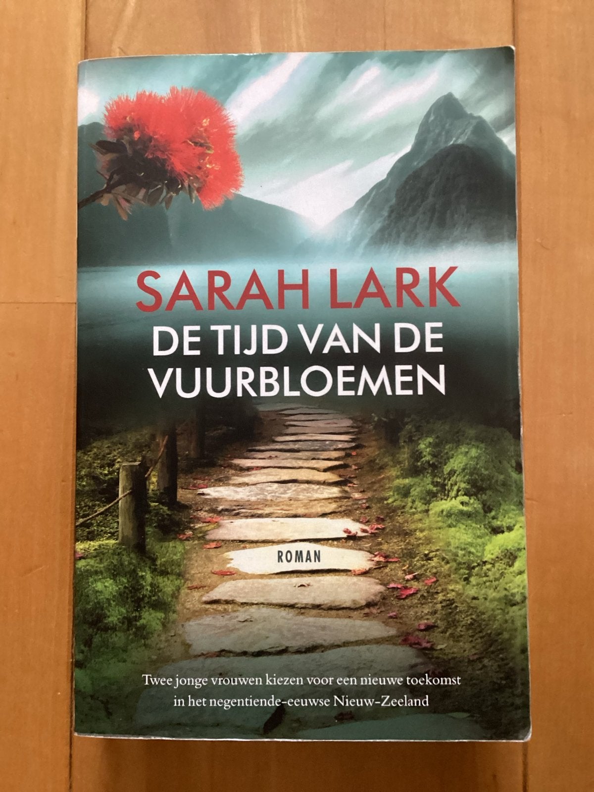 De tijd van de vuurbloemen - Sarah Lark (Roman), Ophalen of Verzenden, Gelezen, Nederland