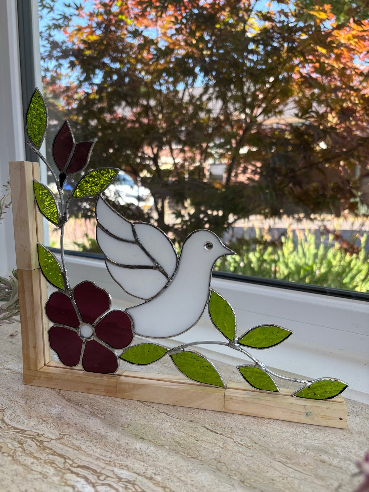 Handgemaakt Tiffany glas in lood hoekstuk: Duif met bloem, Meerkleurig, Nieuw, Ophalen of Verzenden, Klassiek