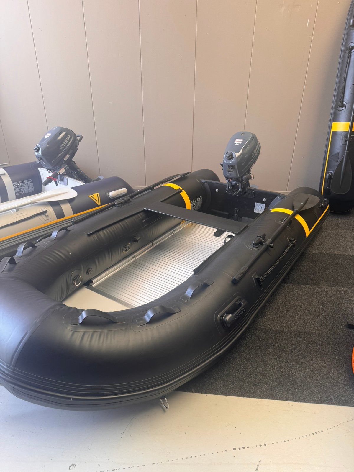 Nieuwe set. Yamaha 4 pk 4takt + Yellow V 300 zwart aluminium, Ophalen, Aluminium, Peddels, 3 m