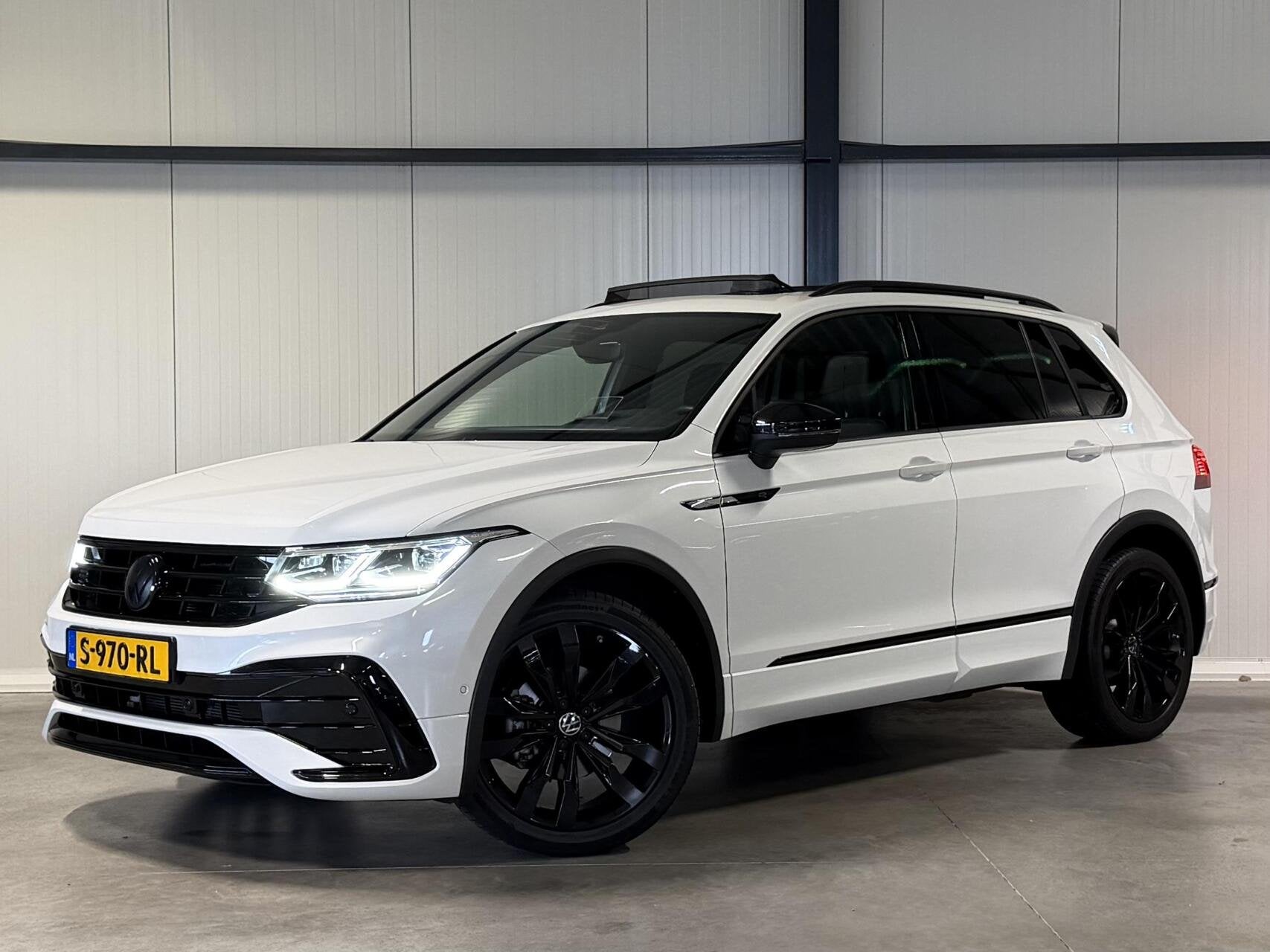 Volkswagen Tiguan 1.5 TSI R-Line Pano Head-up Trekhaak VOL!, Auto's, 1441 kg, 15 km/l, Euro 6, 4 cilinders