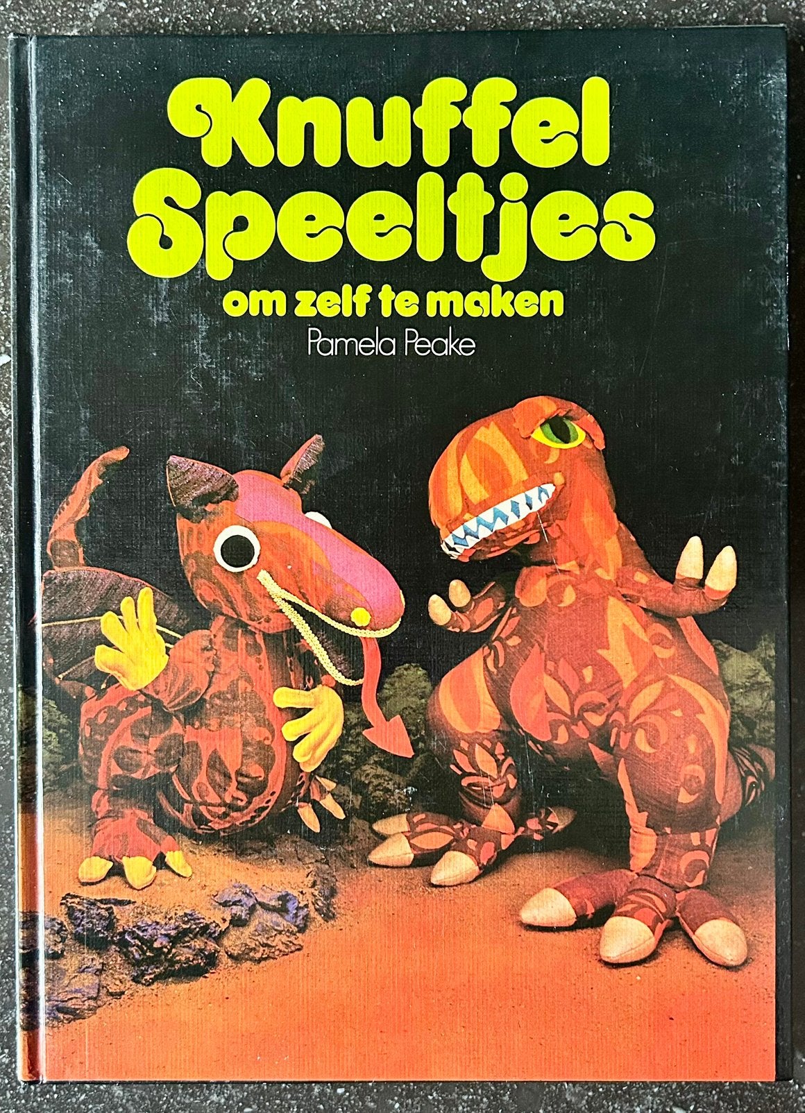 Pamela Peake - Knuffel Speeltjes - Dinosaurussen - Naaien, Boeken, Pamela Peake, Ophalen of Verzenden, Zo goed als nieuw, Borduren en Naaien