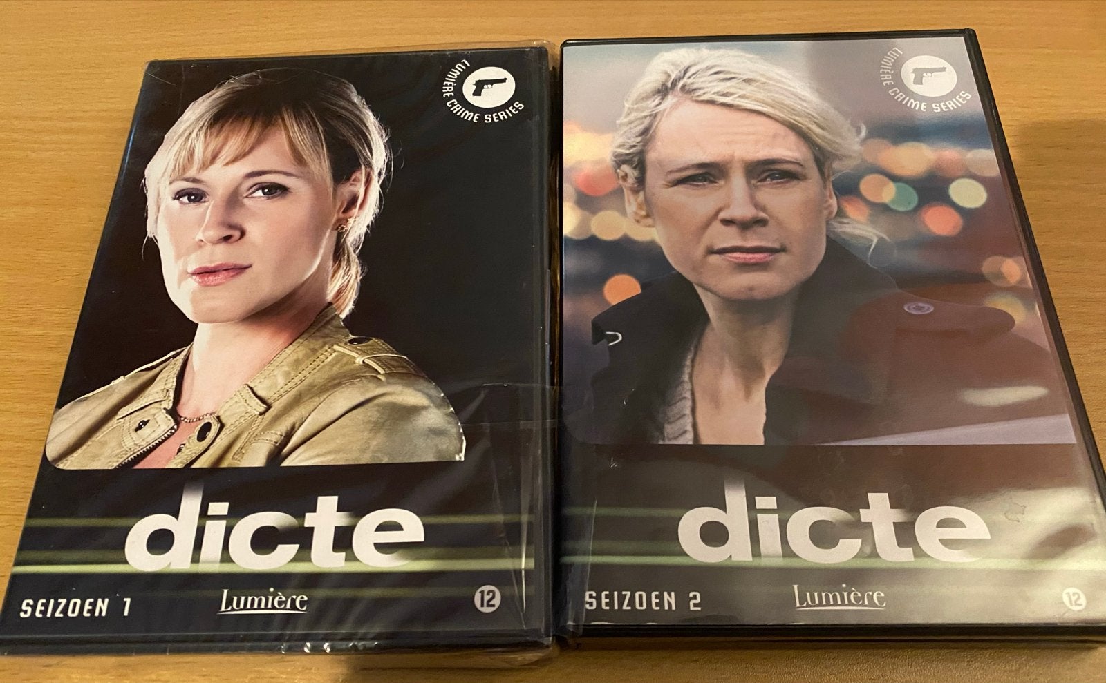 Dicte Seizoen 1 & 2 - Lumière Crime Series DVD Boxset, Cd's en Dvd's, Seizoen 1, Misdaad, Ophalen of Verzenden, Zo goed als nieuw