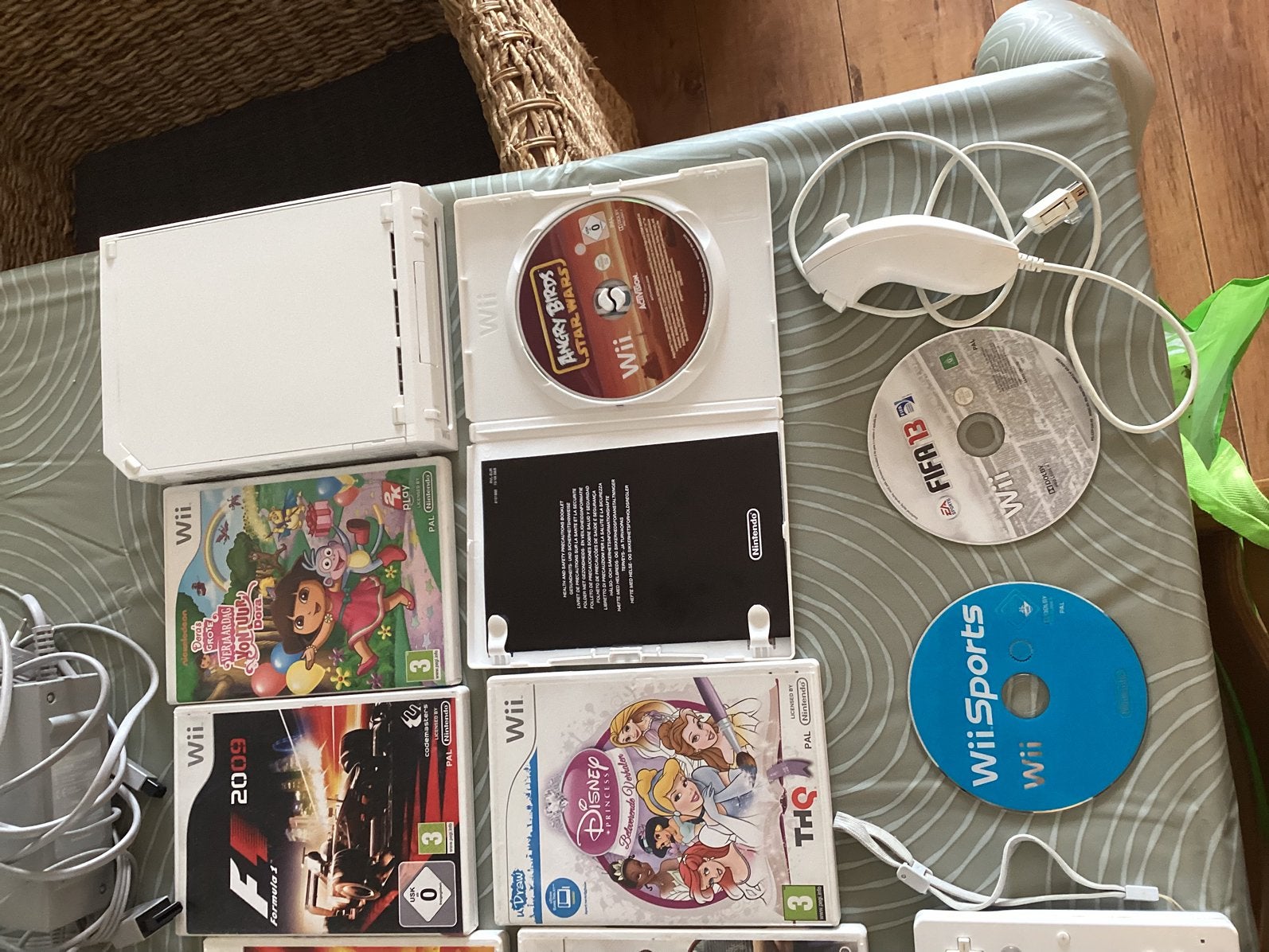 Wii te koop met 12 spelletjes, Spelcomputers en Games, Spelcomputers | Nintendo Wii, Ophalen, Zo goed als nieuw, Met 2 controllers