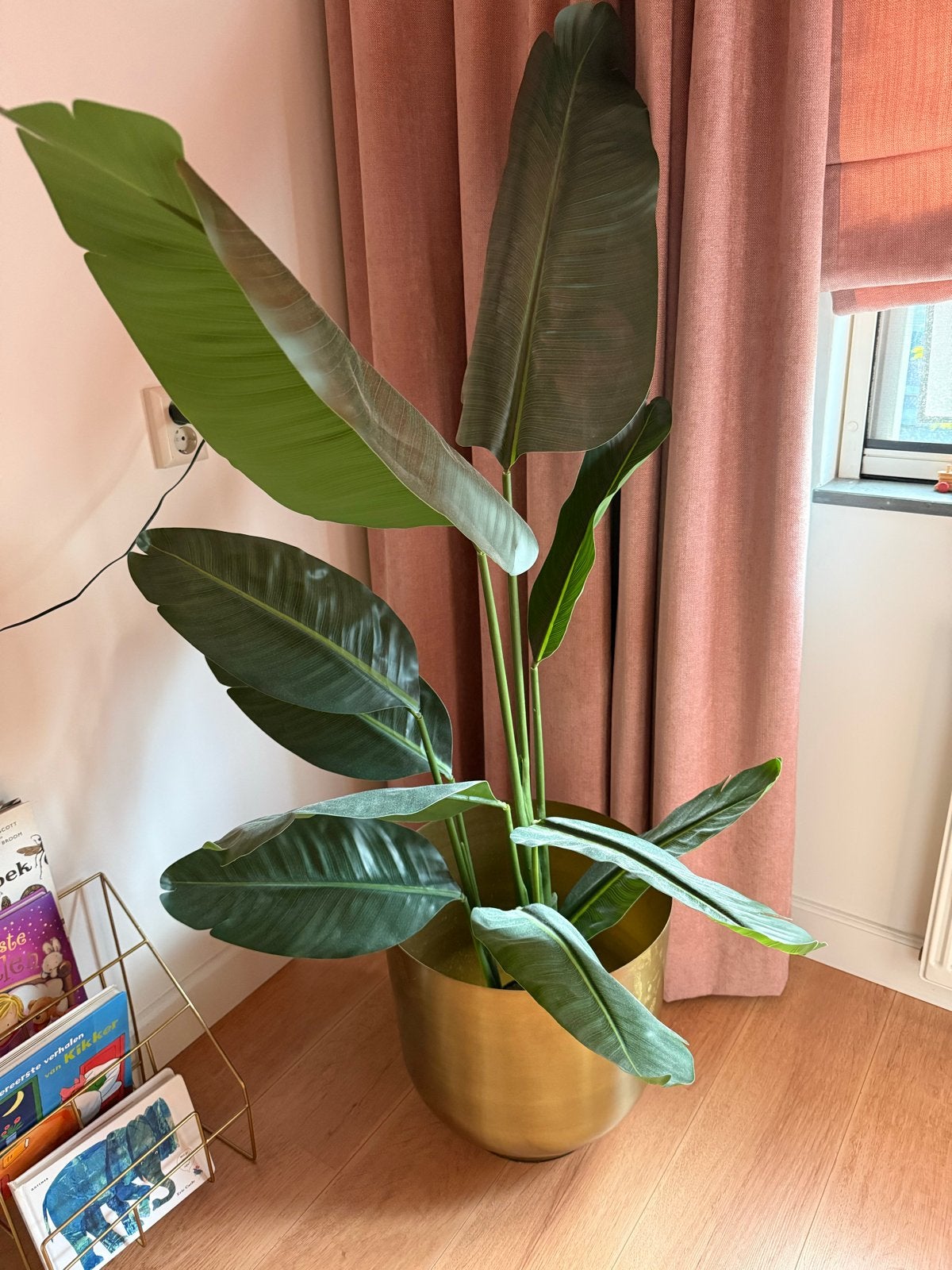 Grote kunstplant Strelitzia in gouden pot, Huis en Inrichting, Kamerplanten, Ophalen, Overige soorten, Halfschaduw, In pot