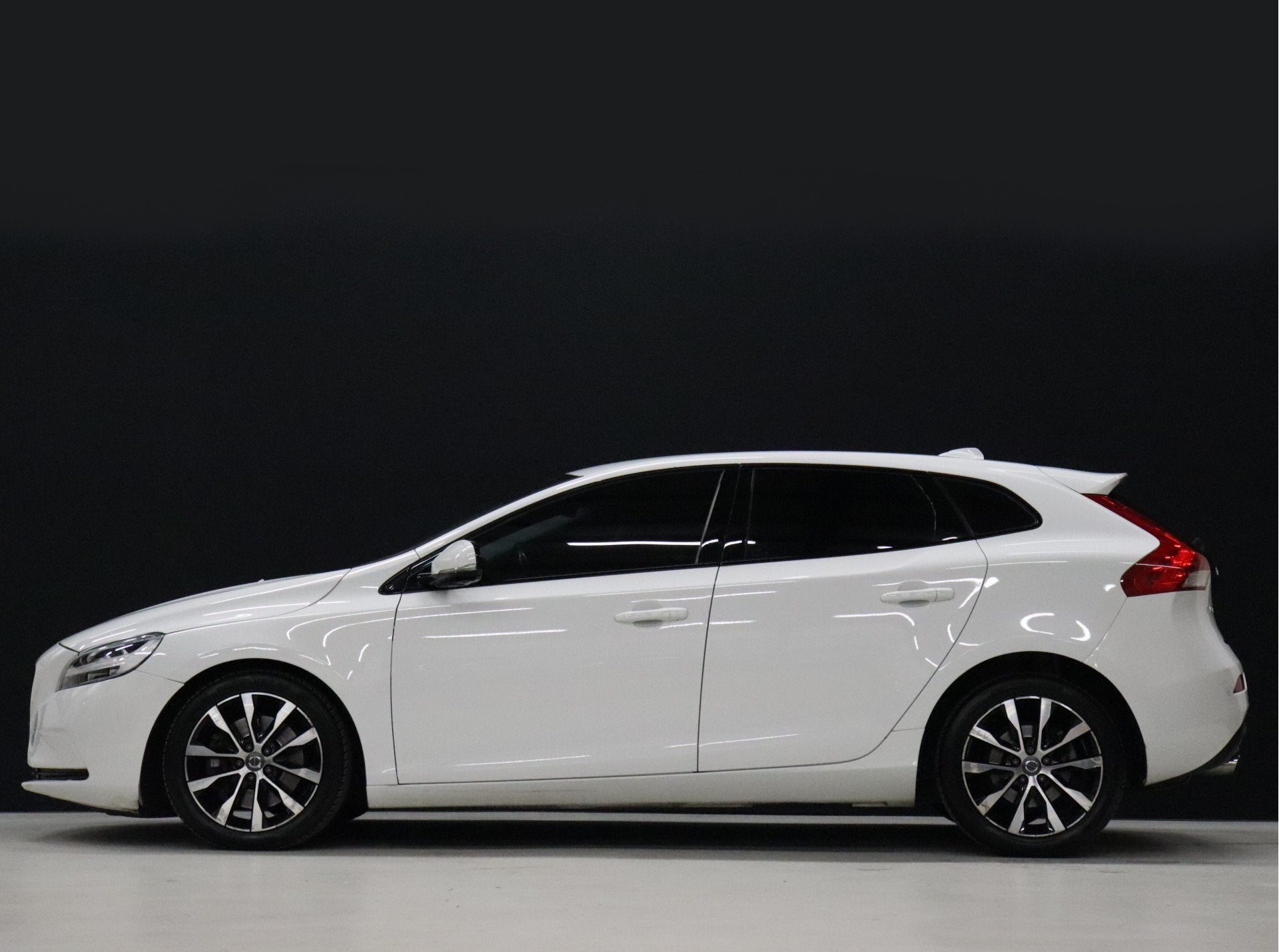 Volvo V40 1.5 T3 Dynamic Edition [CRUISE CONTROL, STOELVERWA, Stof, 4 cilinders, 700 kg, Wit