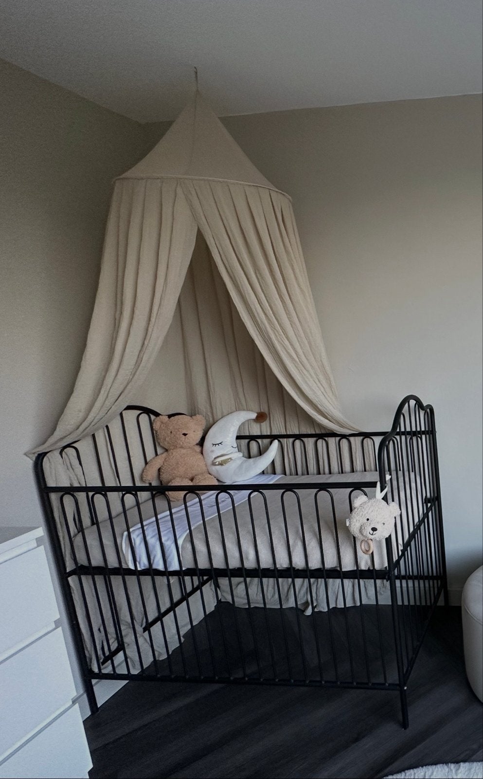 Stijlvol zwart ledikant voor babykamer, Ophalen of Verzenden, Zo goed als nieuw, Ledikant