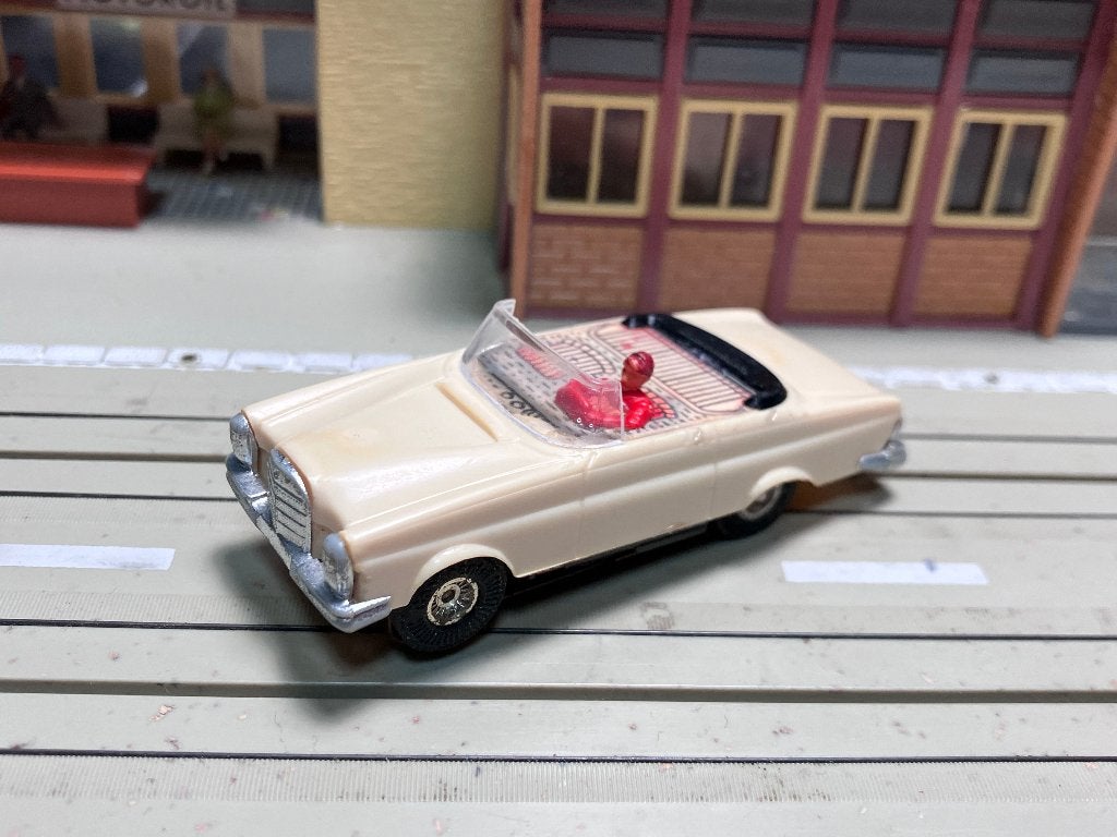 Faller AMS Mercedes 300 SE creme cabrio met vlakanker F2, Kinderen en Baby's, Speelgoed | Racebanen, Ophalen of Verzenden, Gebruikt