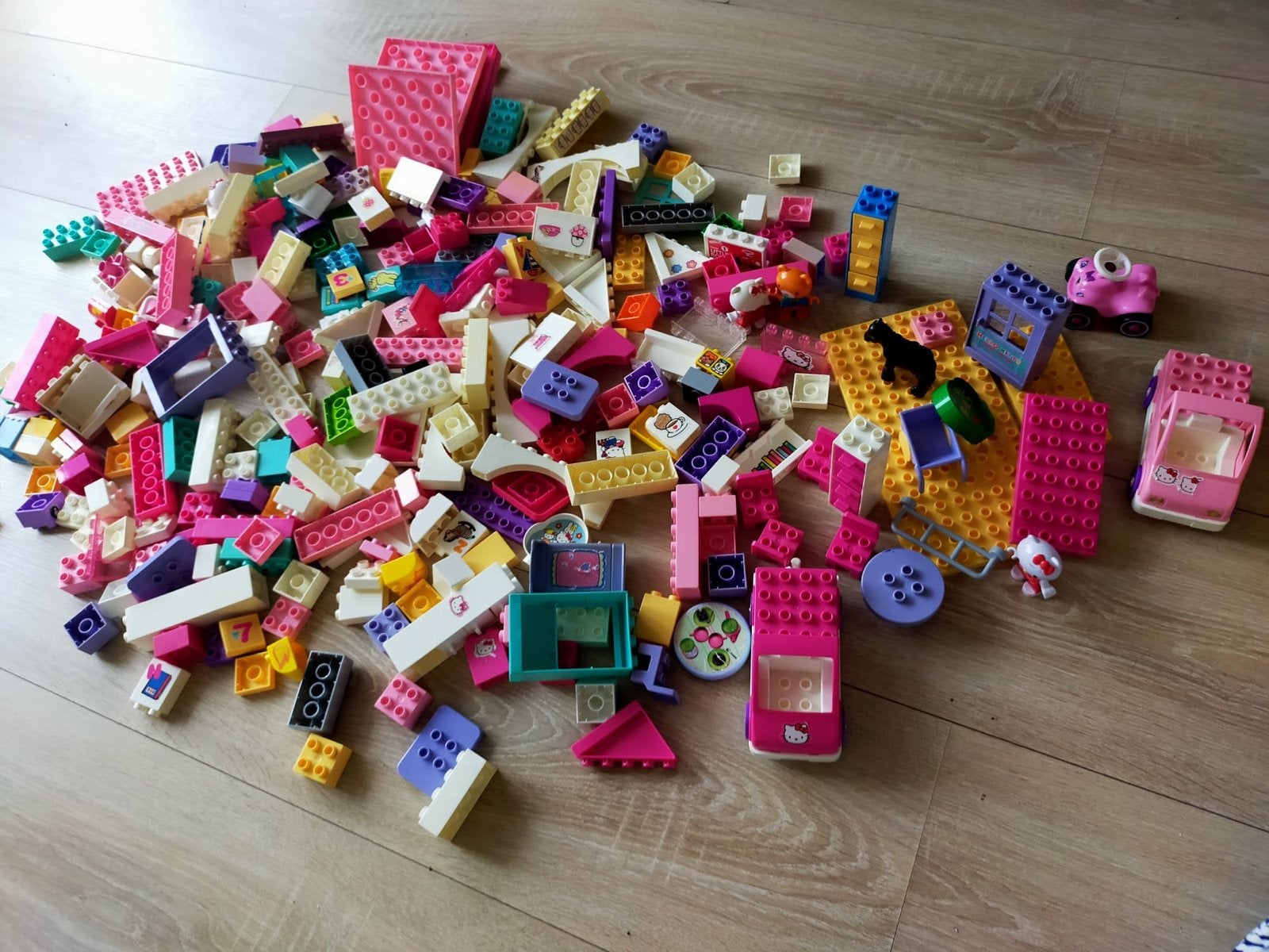 Grote partij Lego Duplo en Hello Kitty bouwstenen, Ophalen, Inclusief minifiguren, Gebruikt, Duplo