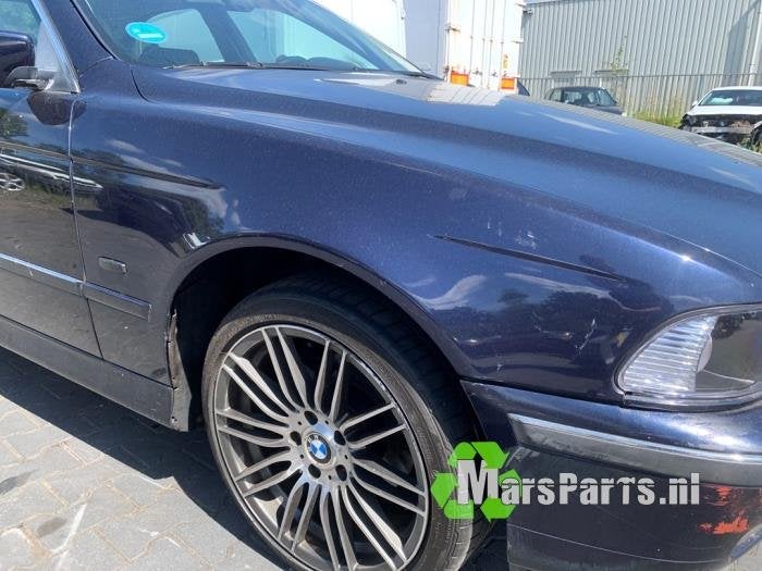 Scherm rechts-voor van een BMW 5-Serie