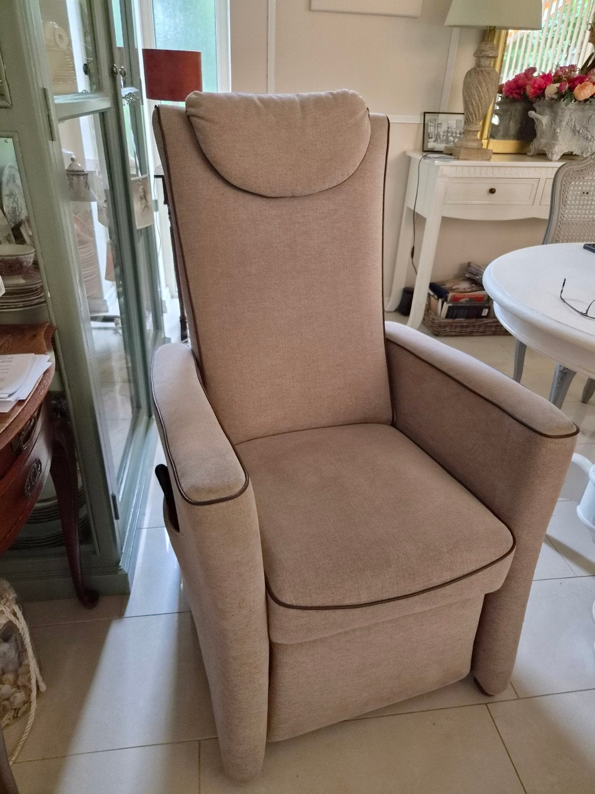 Mooie bruin/beige sta-op stoel, Gebruikt, Overige kleuren, Modern, Comfort, Ophalen of Verzenden