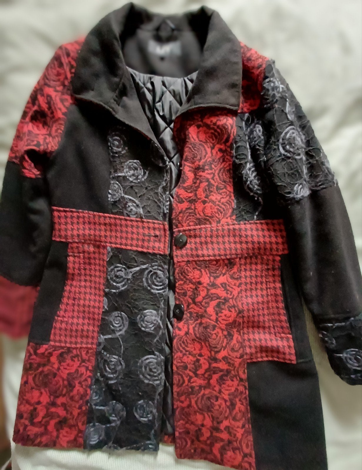 halflange herfst/winterjas, rode en zwarte patchwork, Kleding | Dames, Maat 42/44 (L), Ophalen of Verzenden, Zo goed als nieuw